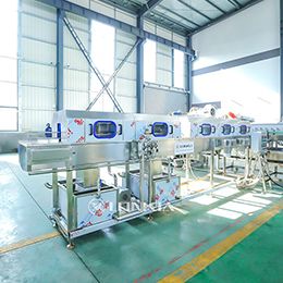 Dỡ pallet và làm sạch lon rỗng